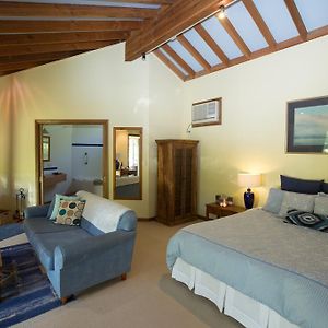 Queen Room Romance Suite